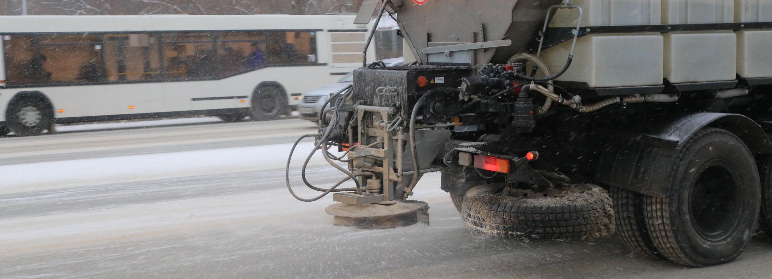 Дорожные службы экстренно переоборудовали технику для борьбы с наледью