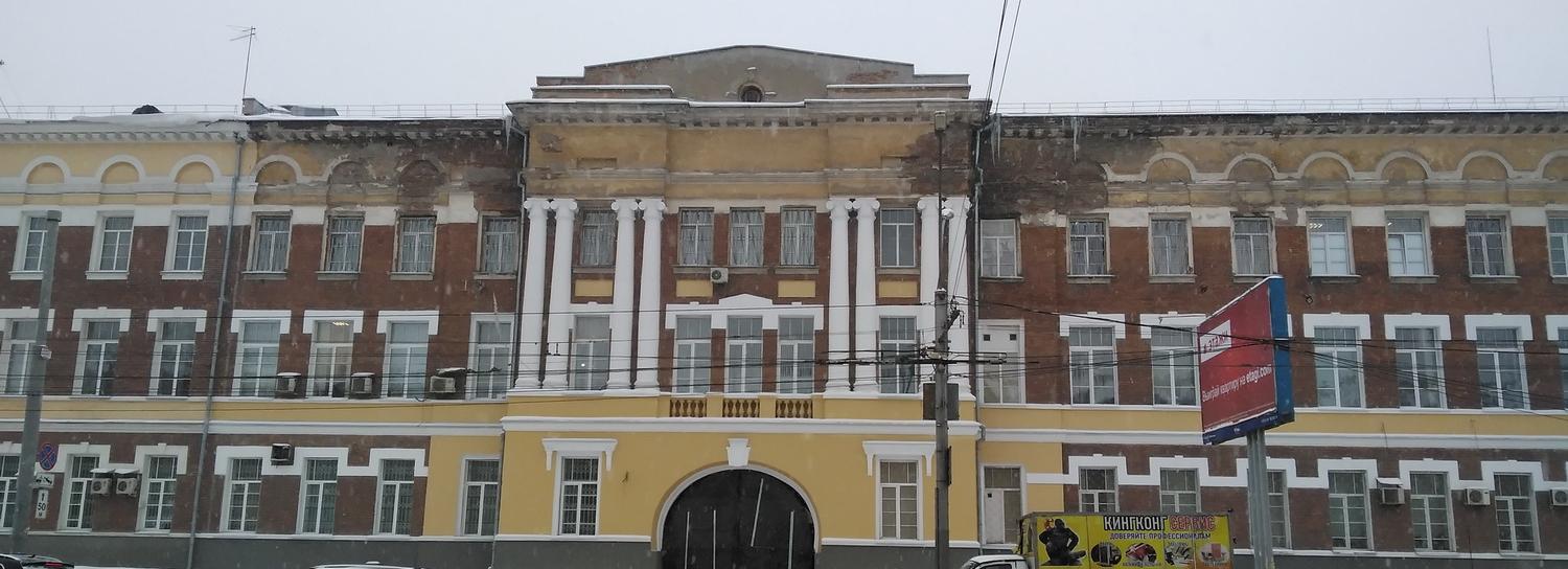 Ободранный фасад Дома офицеров в Новосибирске начали реставрировать