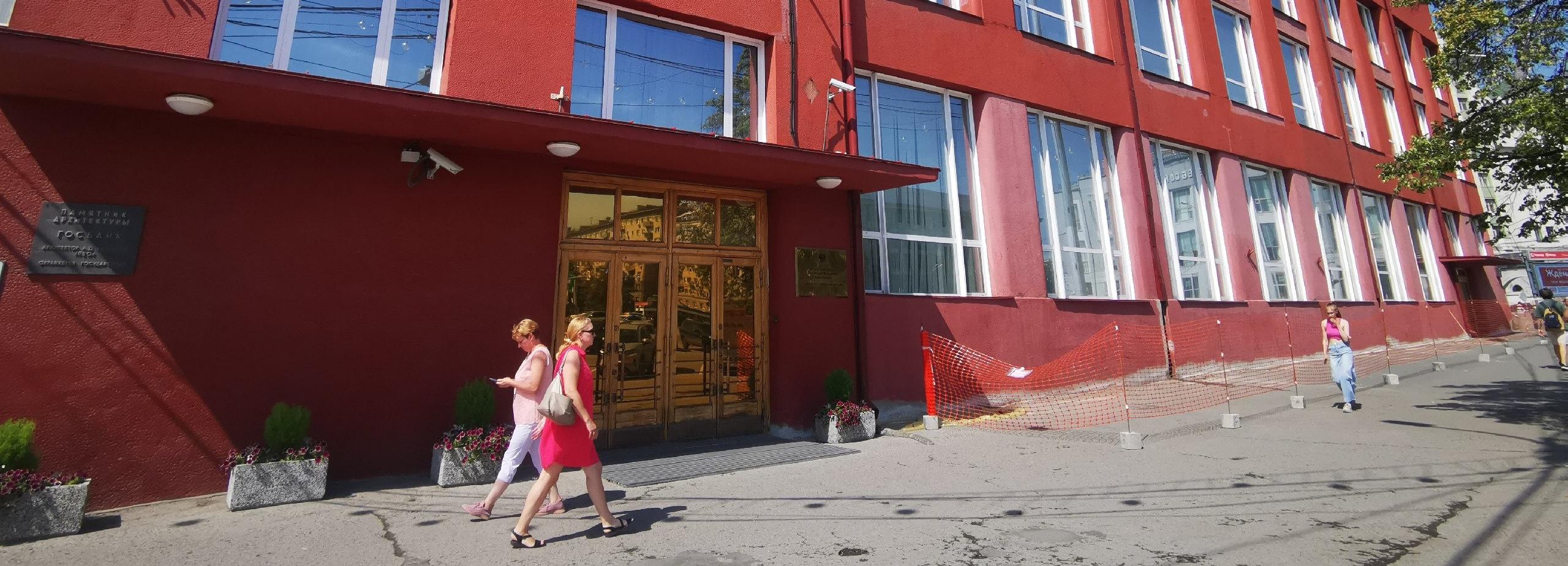 Фасаду Госбанка на площади Ленина обновят исторический цвет