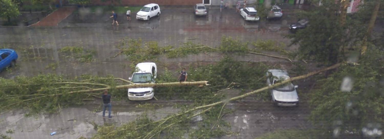 Ураган снёс крышу со здания суда в Новосибирской области
