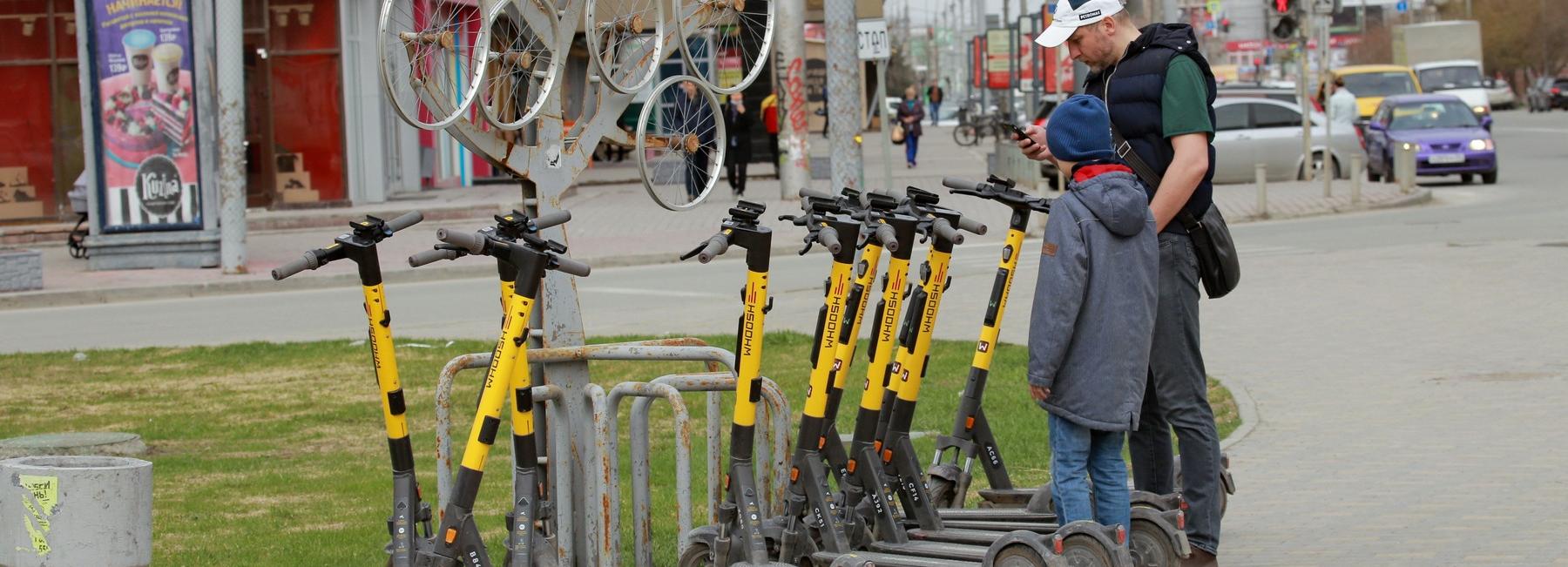 Новосибирцы опасаются ходить по тротуарам из-за самокатов — итоги опроса