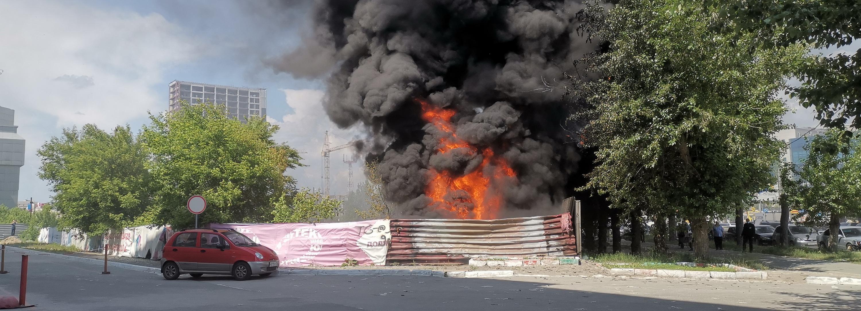 Дымом от горящих покрышек заволокло площадь Маркса в Новосибирске