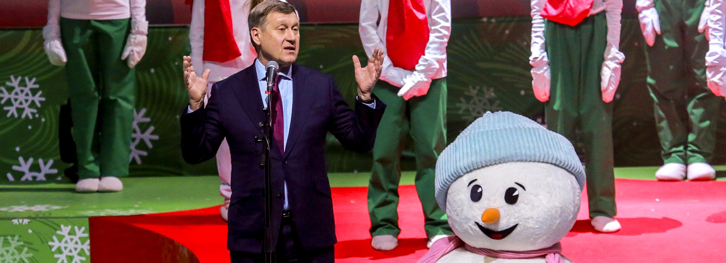 Одарённых детей поздравил с Новым годом мэр Локоть