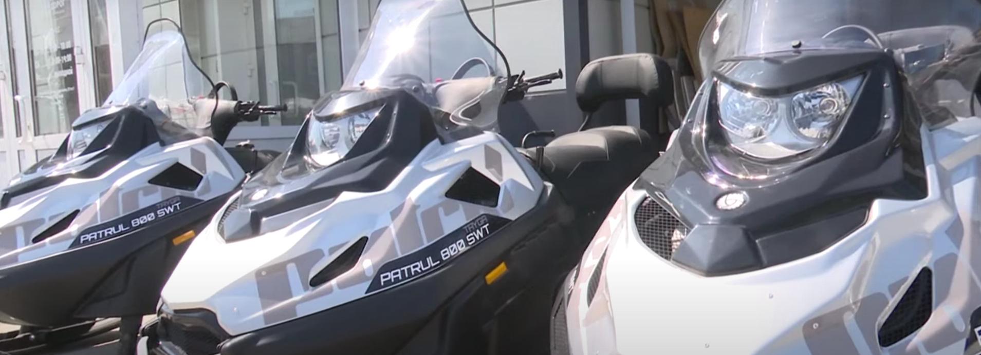 Шесть новых снегоходов передали охотоведам Новосибирской области