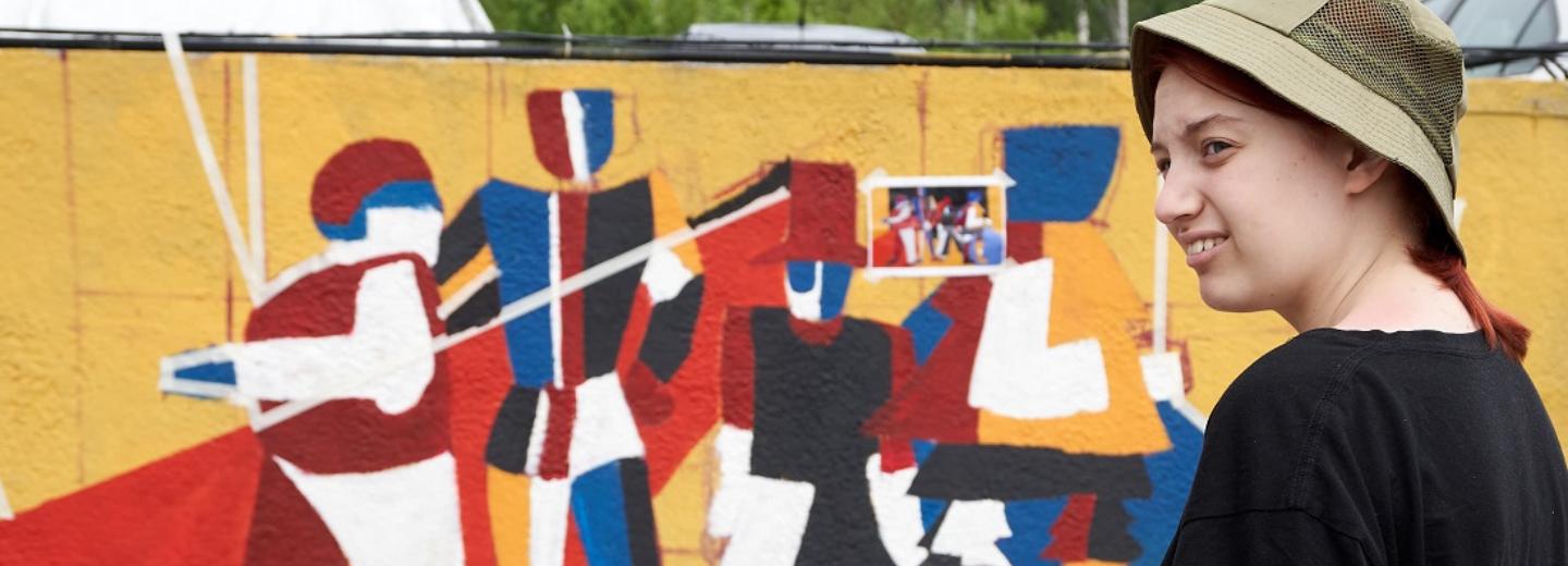 Матрёшки и фигуры в духе Малевича победили в конкурсе настенной живописи