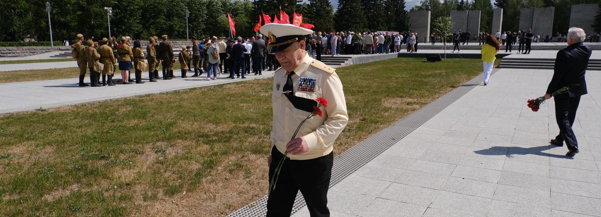 Новосибирцы принесли цветы к Вечному огню в День памяти и скорби