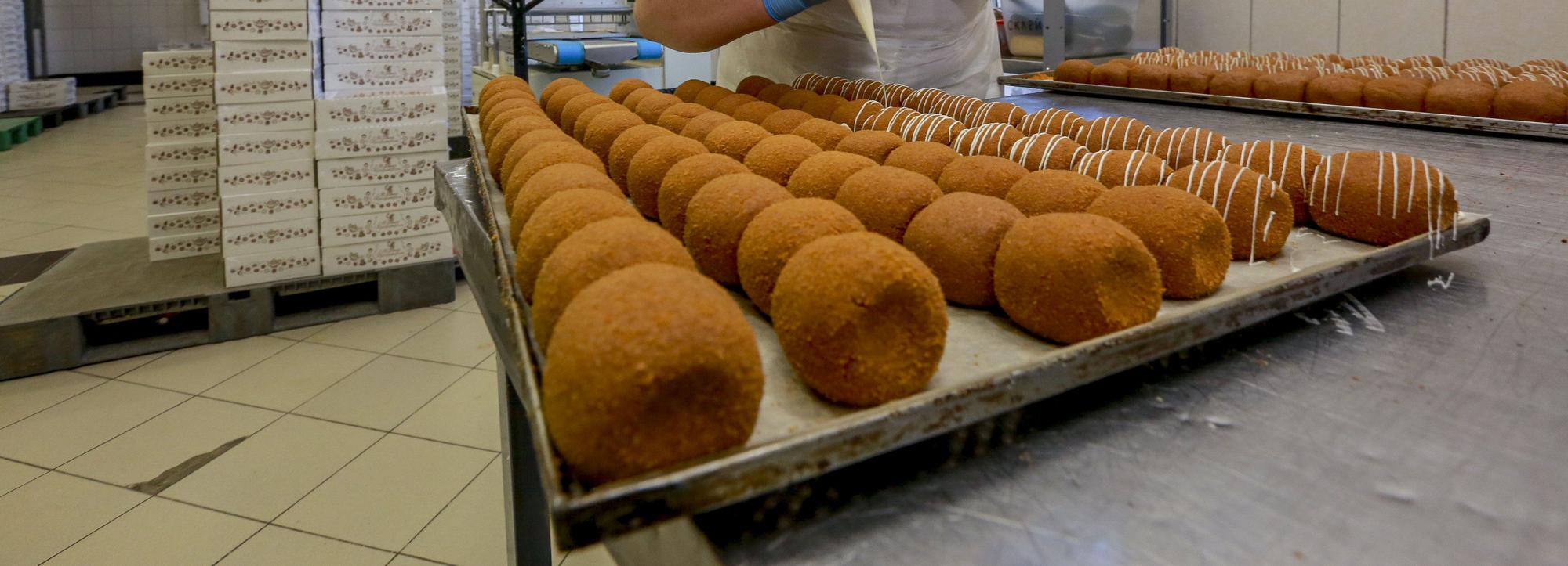 «У нас есть секретный ингредиент»: фоторепортаж из кондитерского цеха