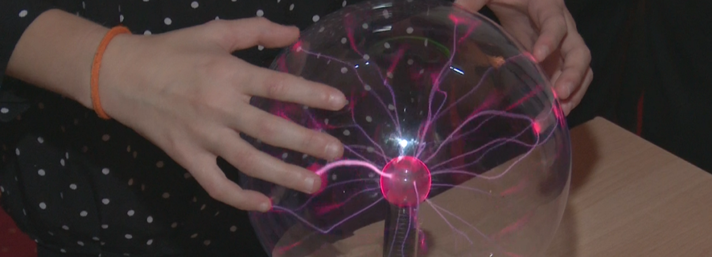 Тесла-шоу с молниями устроили для детей из центра «Жемчужина»