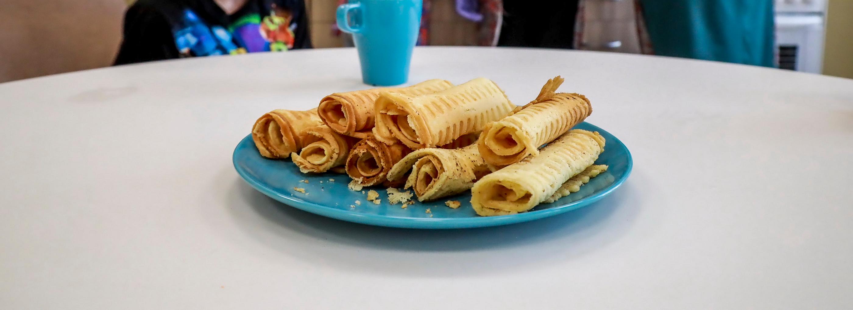 Печь вафли учат подростков-инвалидов на курсах адаптации в «Олесе»