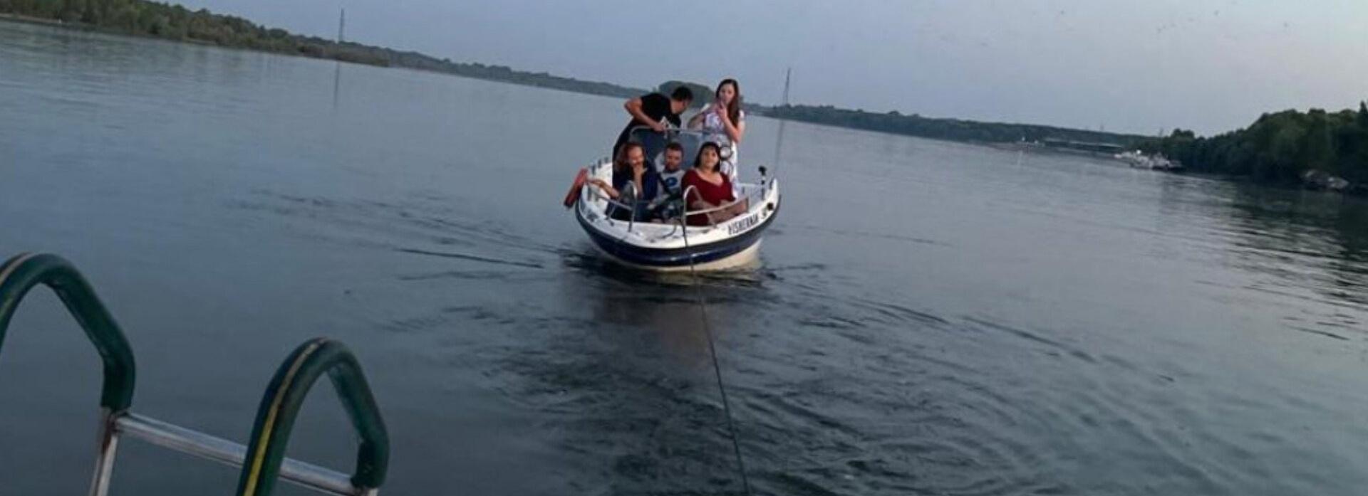 Спасатели подобрали на Оби дрейфующую лодку с весёлыми романтиками