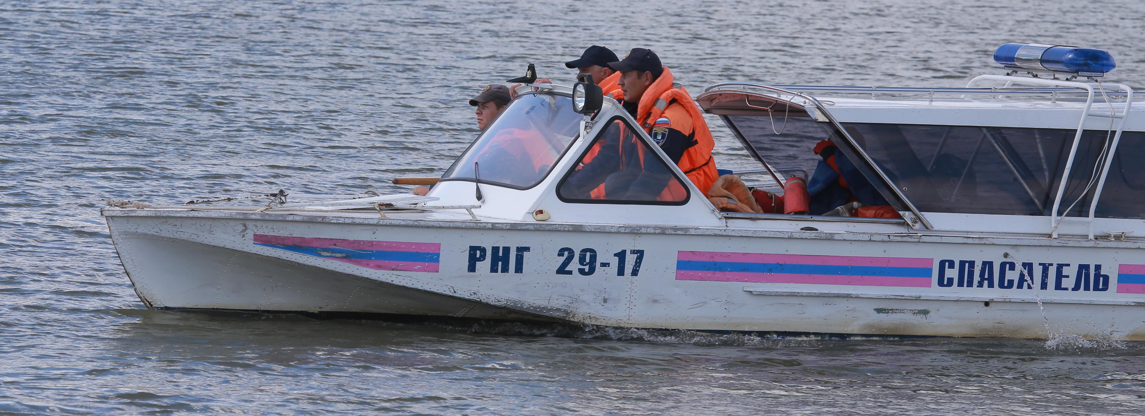 Новосибирские рыбаки спасли плывущего по Оби на бревне мужчину