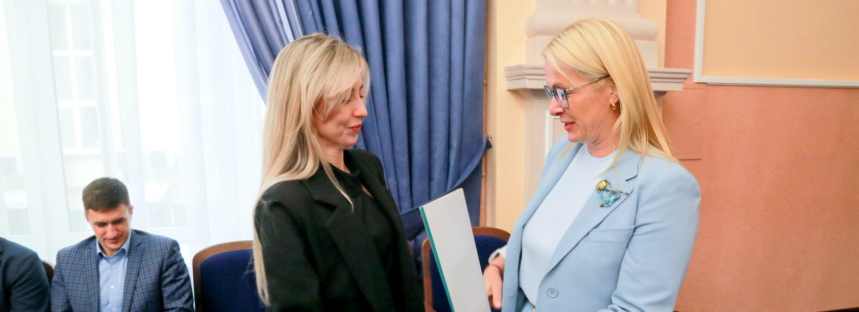 Лучших учителей физкультуры и тренеров наградили в Новосибирске