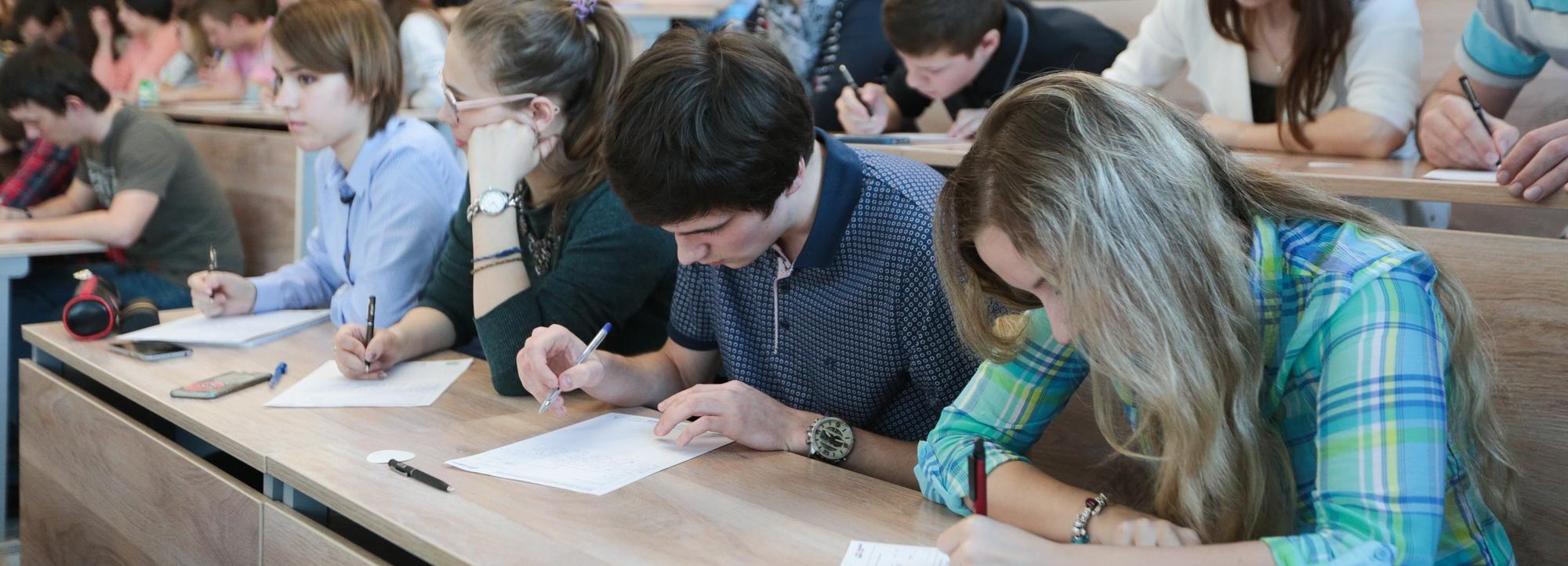 Новосибирцы бросились читать Глуховского перед «Тотальным диктантом»