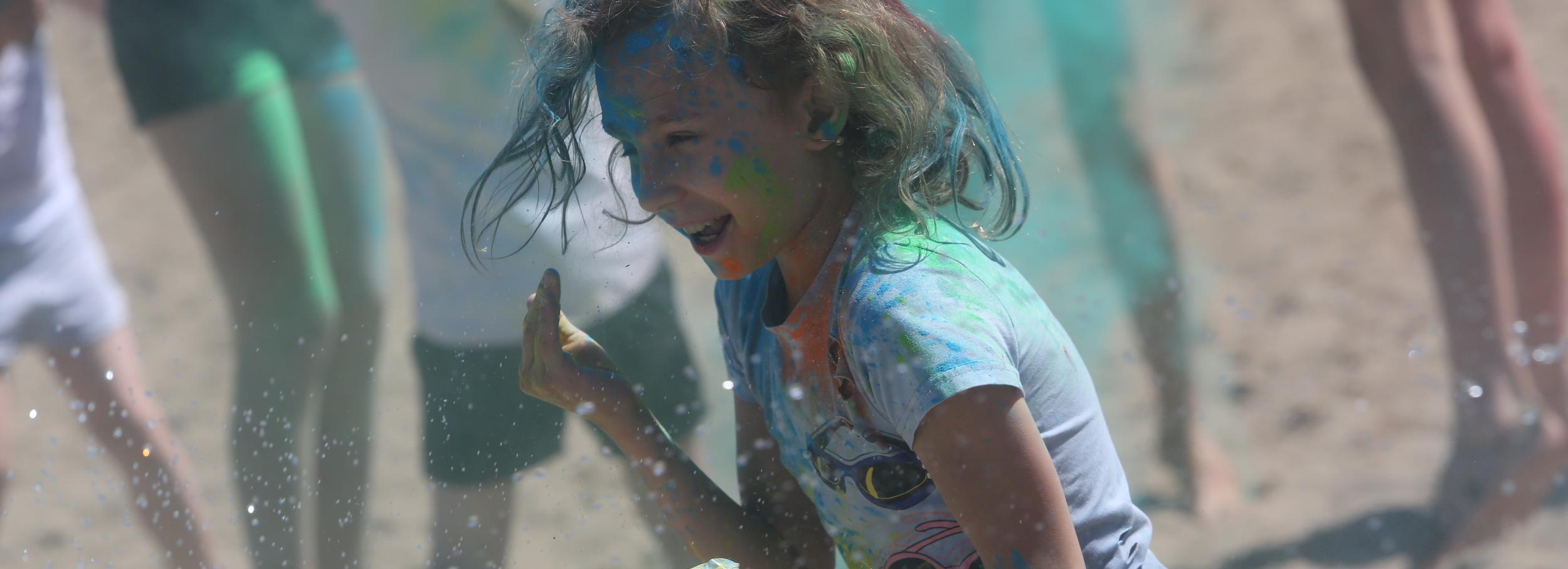 Афиша выходных: фестиваль красок, семейный пикник и сумасшедшая выставка