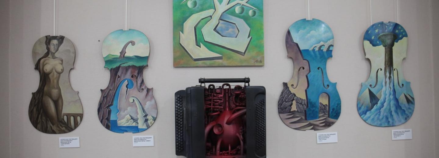 Человек-театр Владимир Авдеев открыл выставку с погибшими скрипками