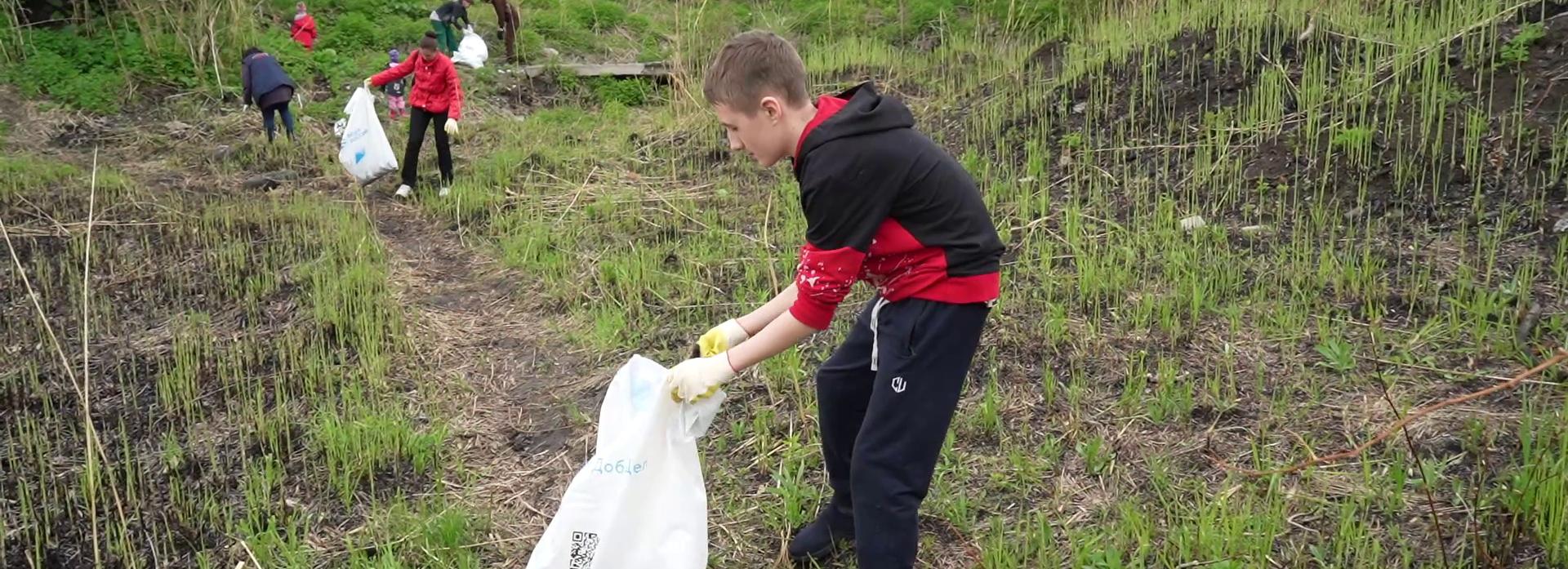 На субботник к живописному озеру на Затулинке вышли полсотни волонтёров