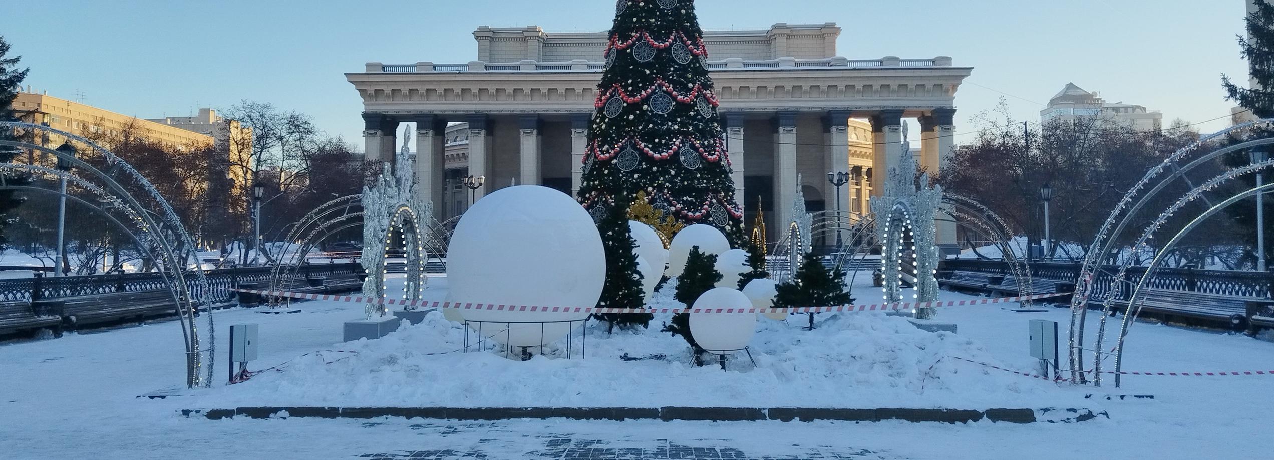 Роскошная ёлка и стихи Бродского: как украсили Театральный сквер