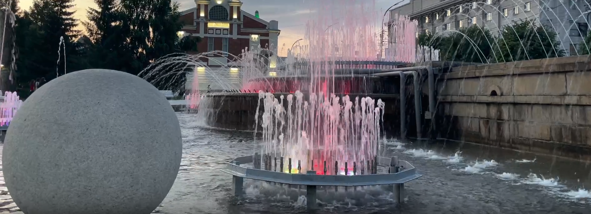 Мэр Кудрявцев: вечернюю подсветку фонтанов включили в центре города