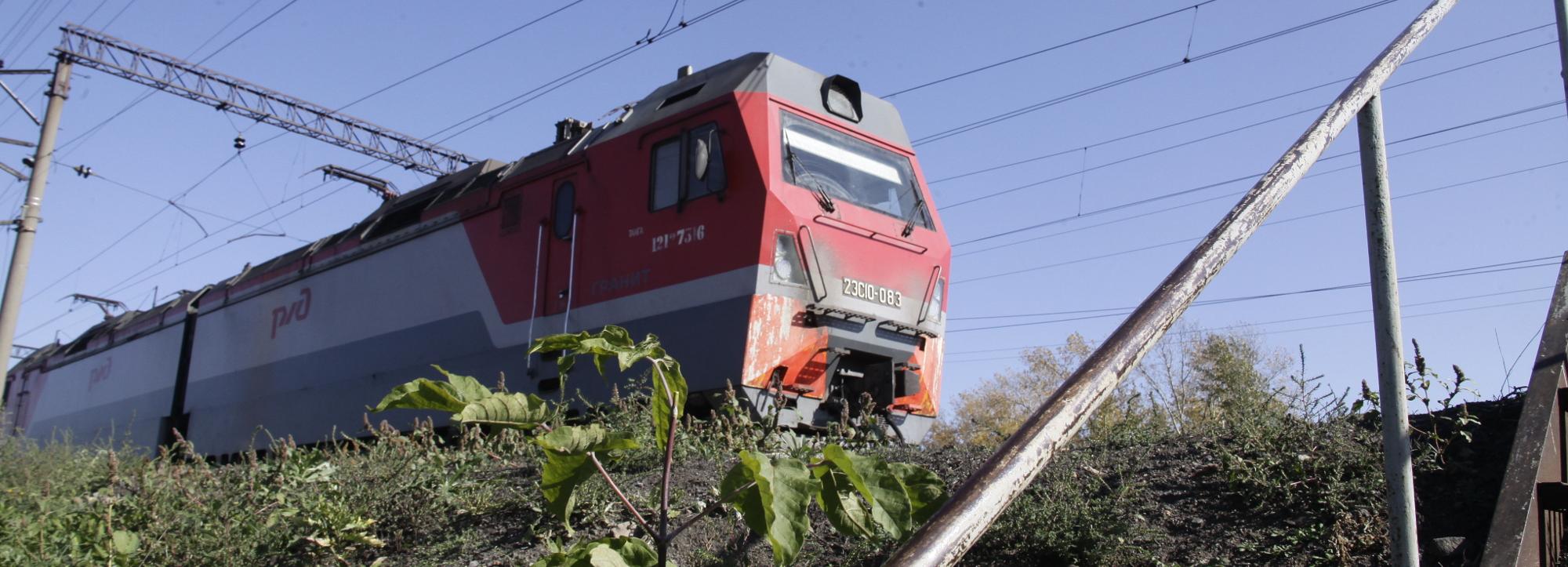 Электричка врезалась в «Тойоту» под Новосибирском — есть погибший