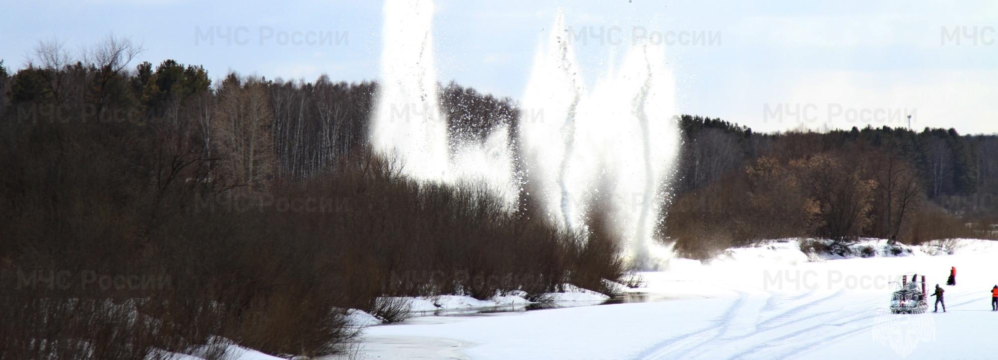 МЧС показало видео подрывов льда на реке Ине в Новосибирской области