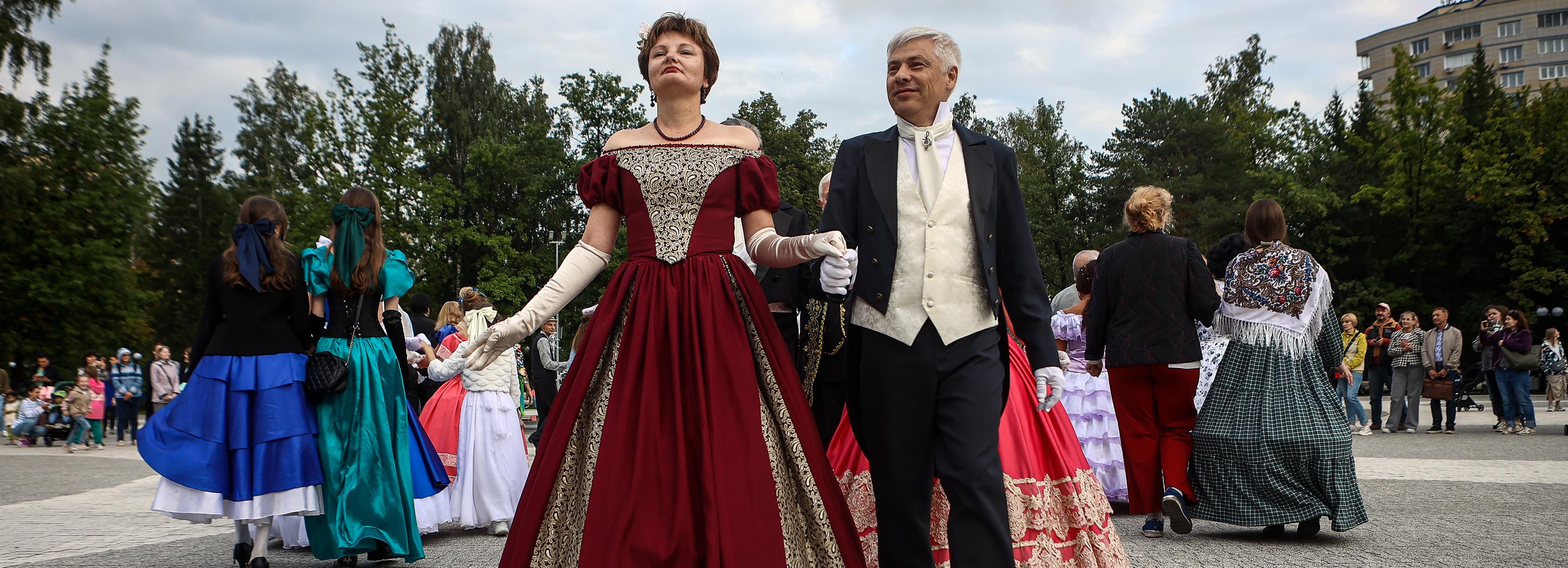 Школа светских танцев закроет сезон балами в парках Новосибирска