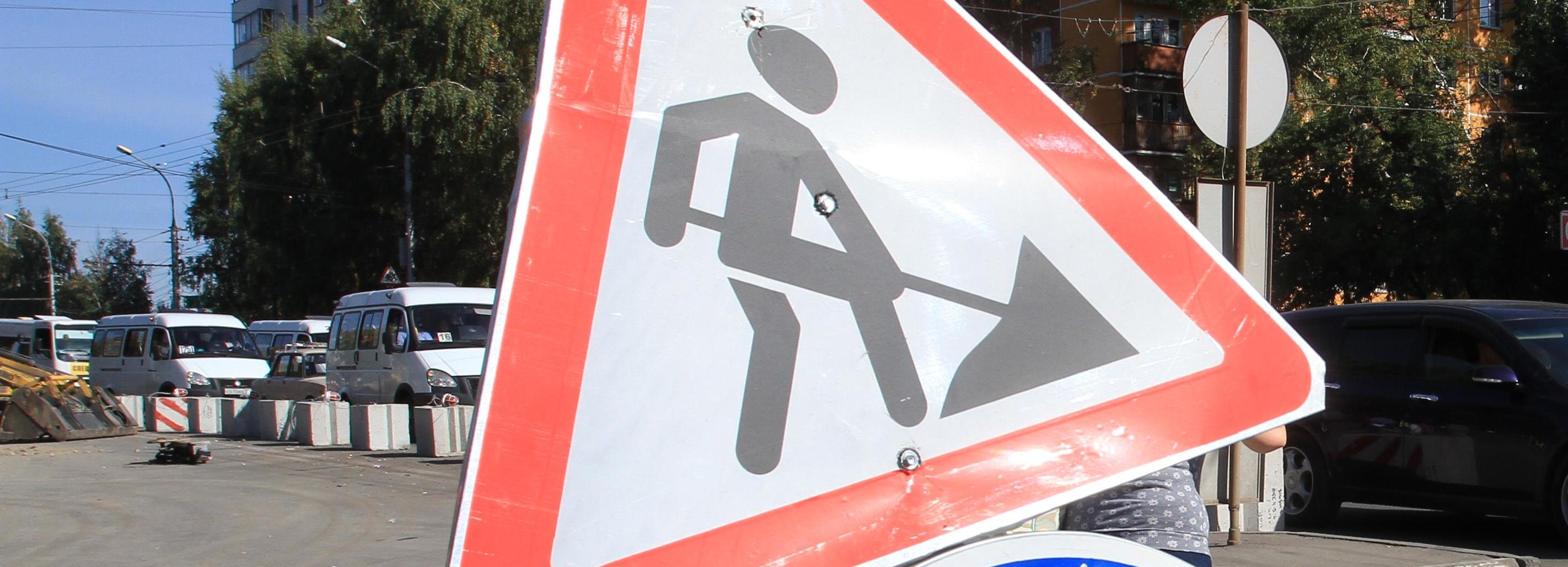 Провал в асфальте на улице Сакко и Ванцетти устранят до 30 мая