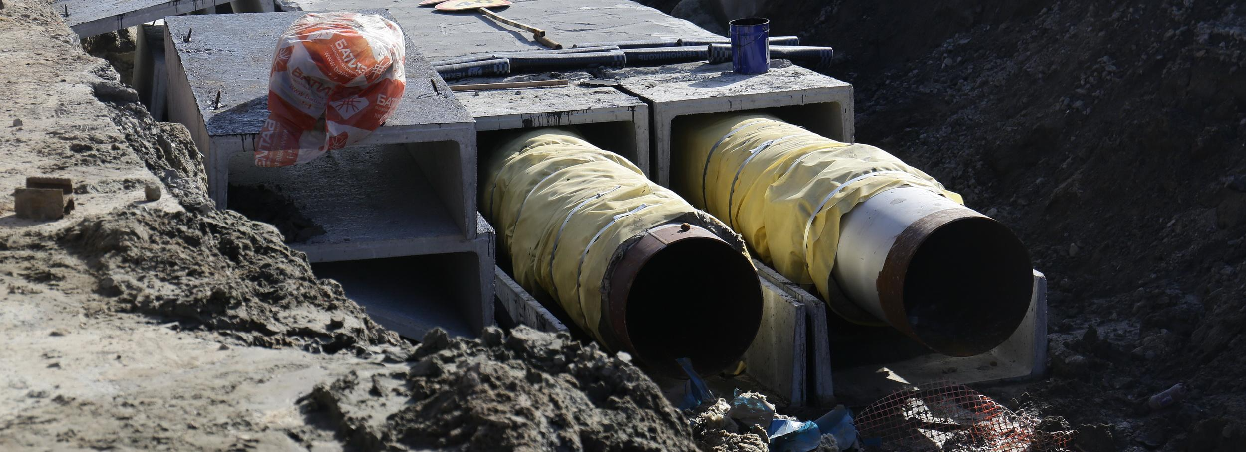 Авария на теплотрассе на 7,5 метра сузила улицу Пермскую