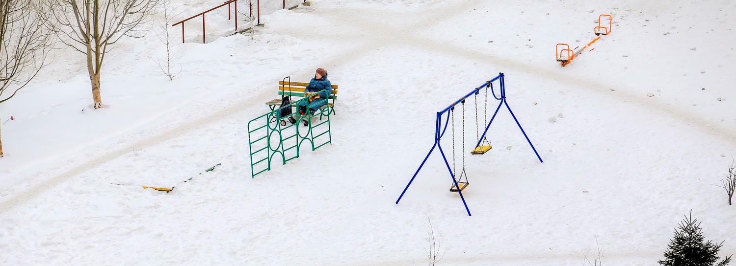 Как поставить ёлку и залить каток в своём дворе