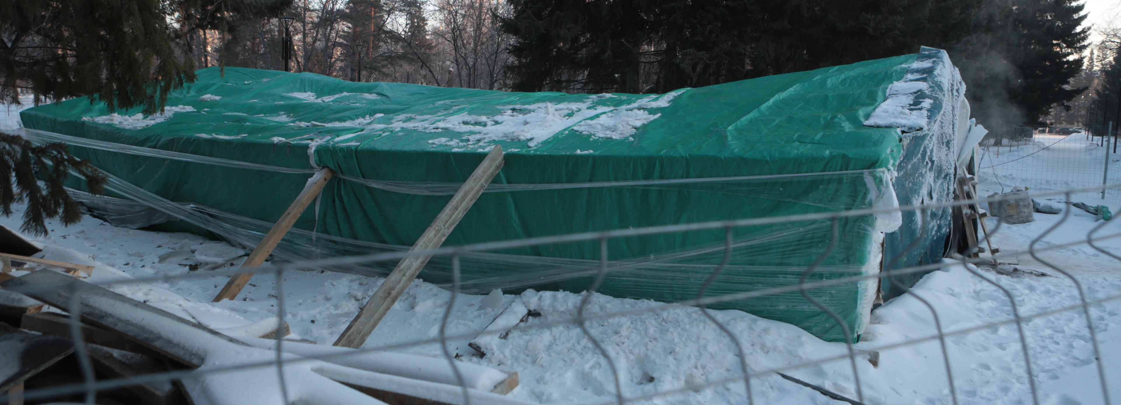 Шатёр для ремонта фонтана «Мишка» установили в Первомайском сквере