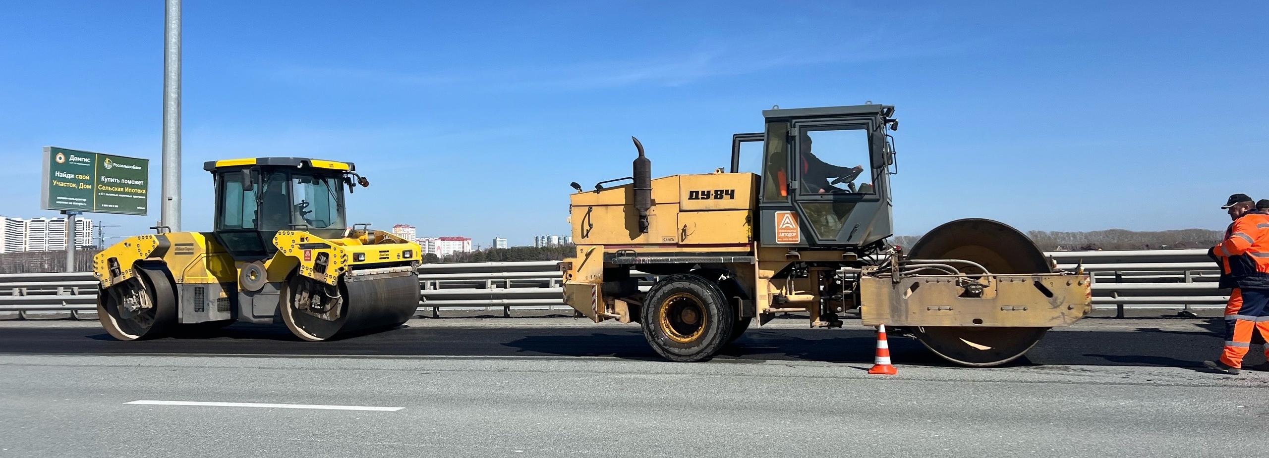 Горячий асфальт на Советском шоссе кладут на всю ширину полосы