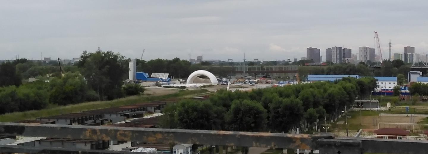 Огромную белую арку установили на стройке четвёртого моста в Новосибирске