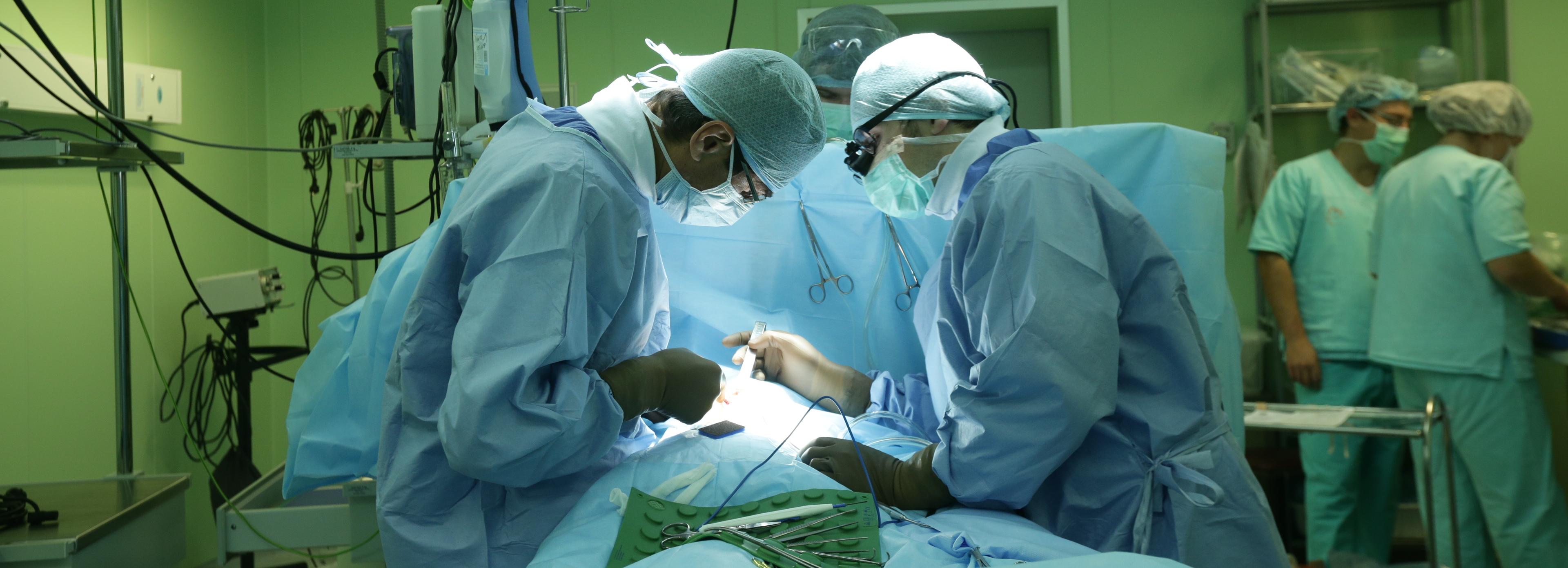 Хирурги центра Мешалкина спасли младенца с расширенной артерией