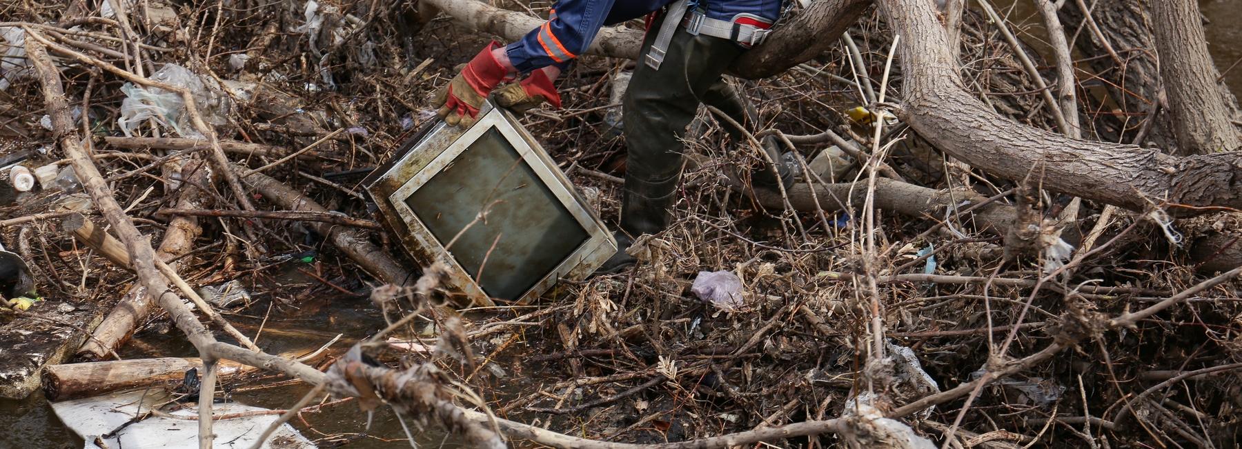 Спасатели Новосибирска вытащили из реки Тулы телевизор и холодильник