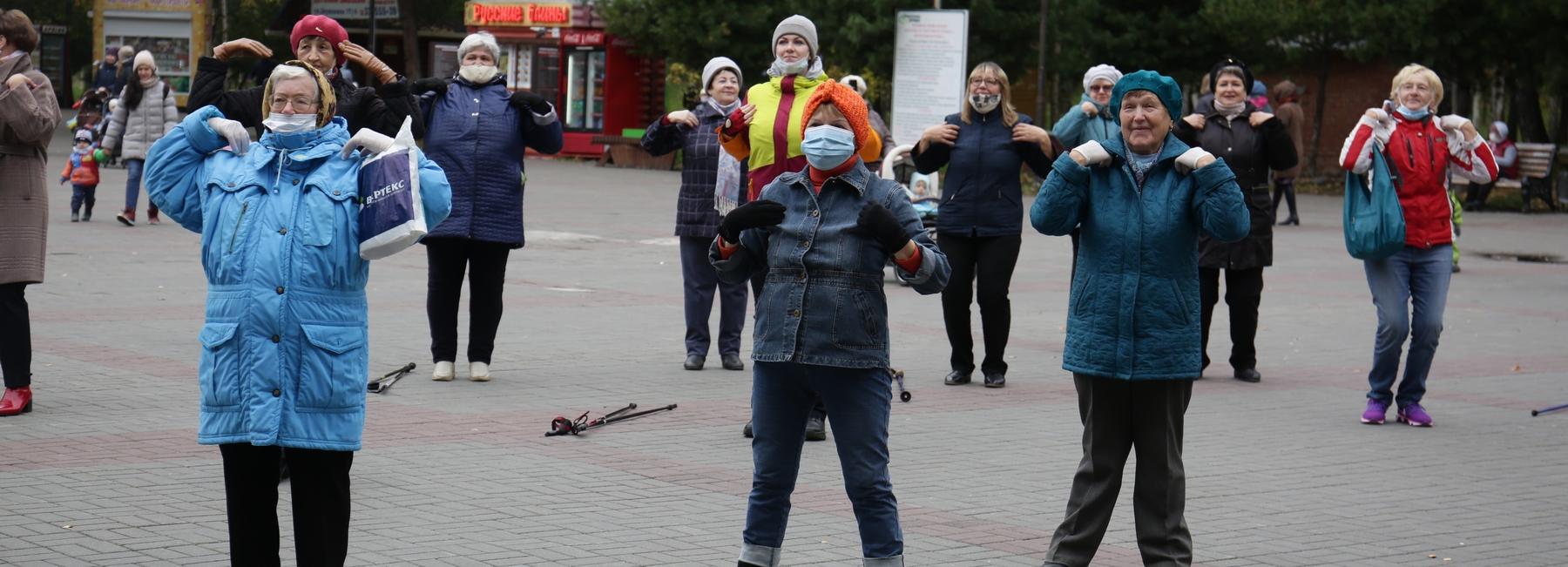 Пенсионеры с палками пришли в Берёзовую рощу укреплять здоровье
