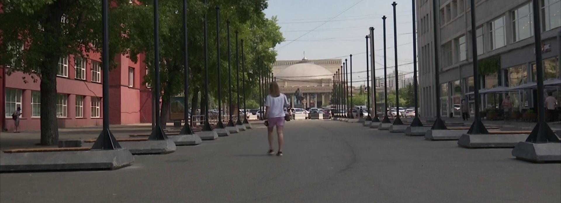 На пешеходной улице Ленина начали монтаж светящихся конструкций