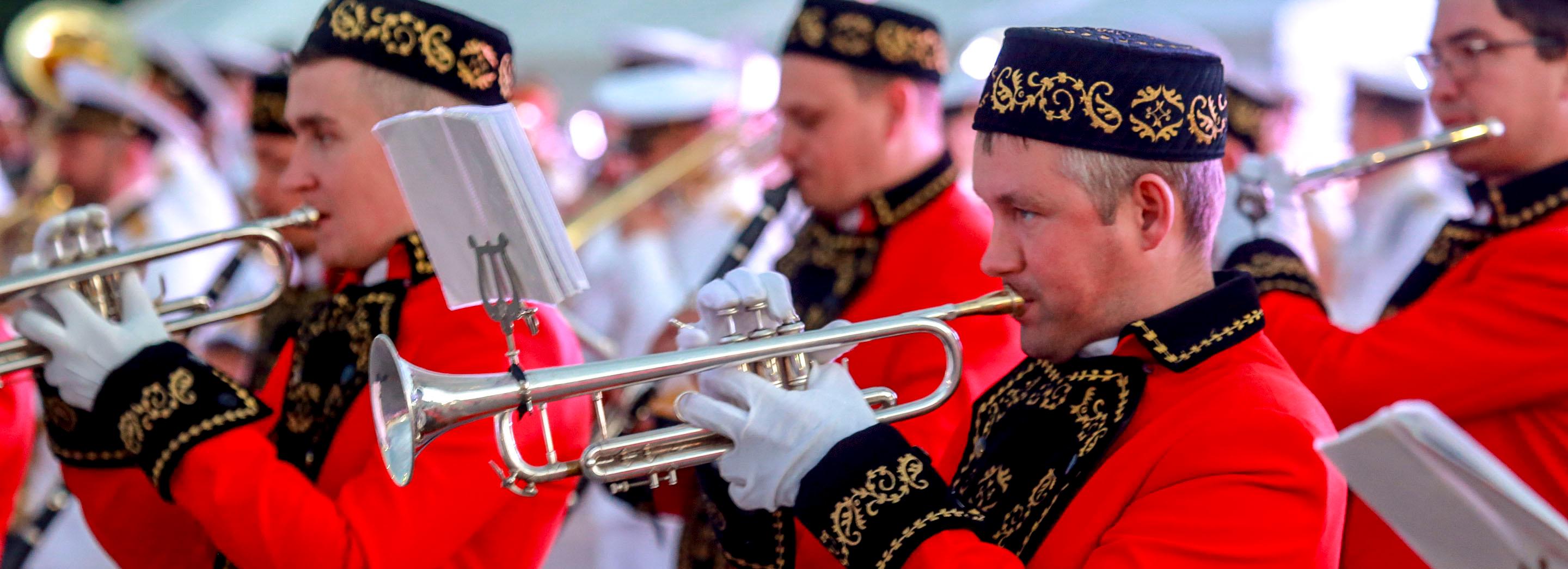 В ритме марша: как отметили День города на площади Ленина