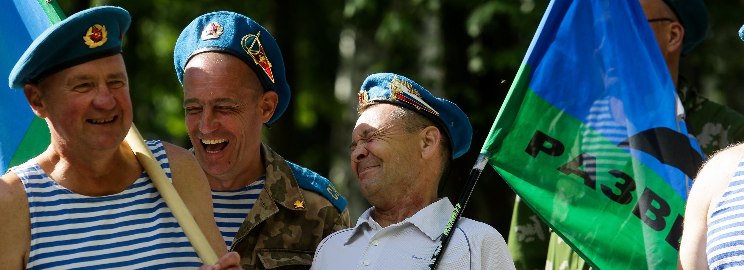 Десантники в тельняшках скромно отмечают День ВДВ в Новосибирске