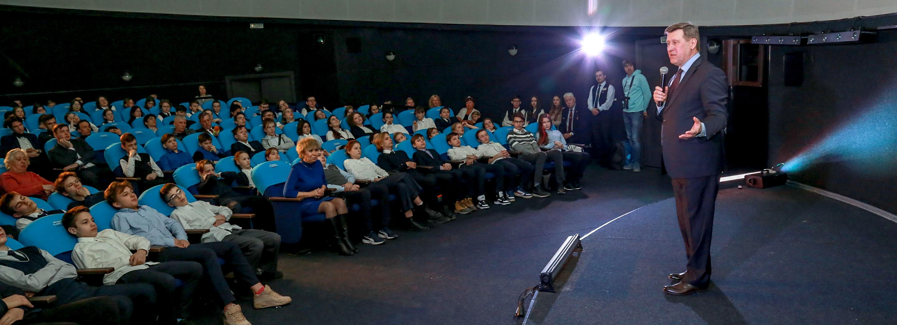 Мэр Локоть провёл Гагаринский урок в новосибирском планетарии