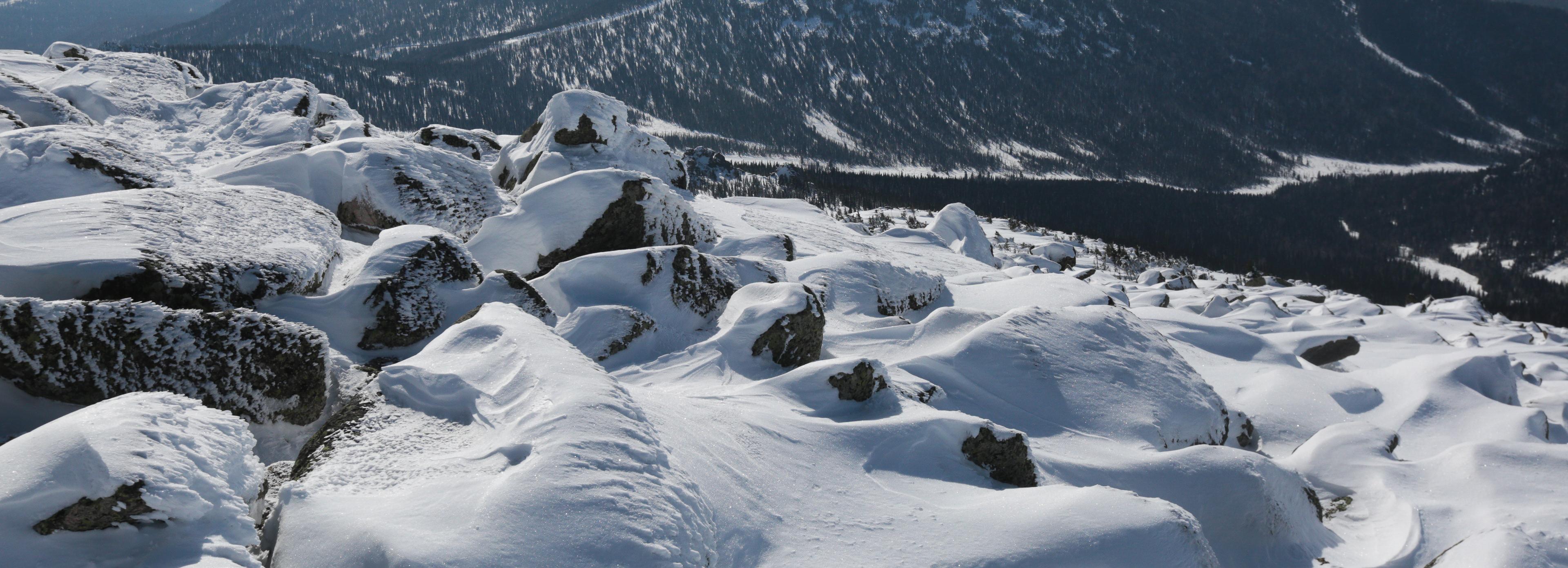 О повышенной лавиноопасности в горах Сибири предупредило МЧС