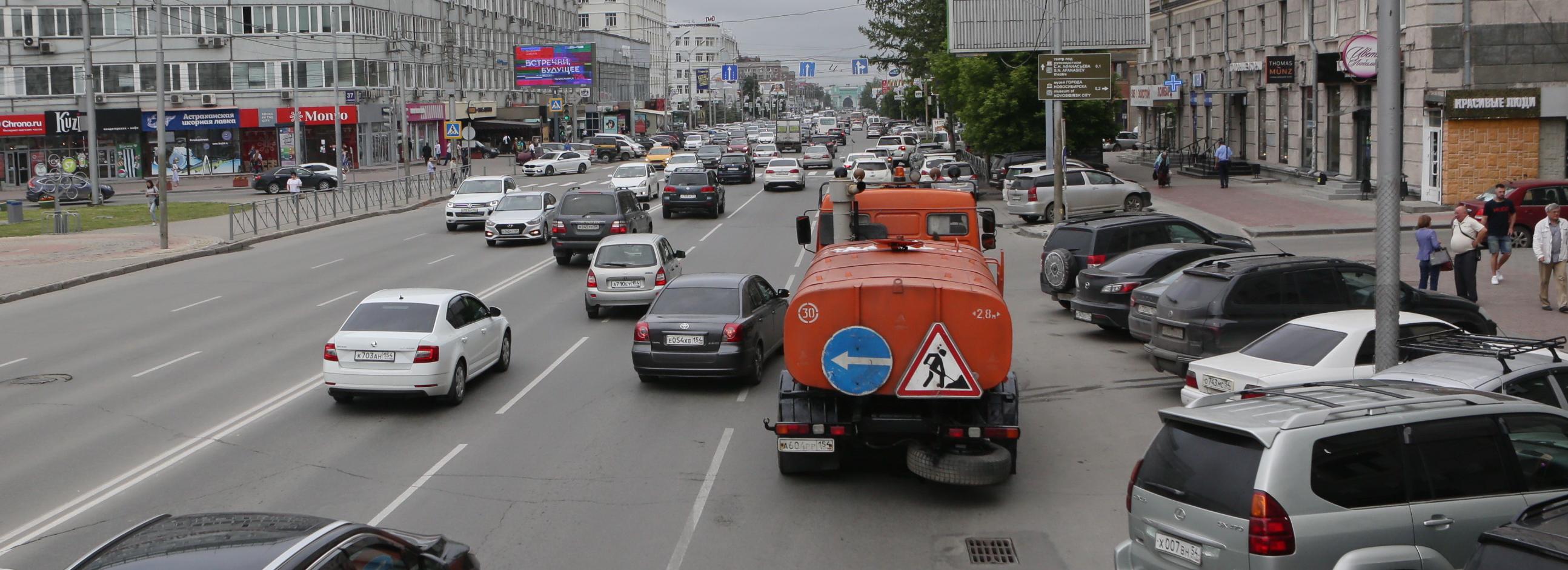 134 километра тротуаров и 93 парковки вымыли за сутки в Новосибирске