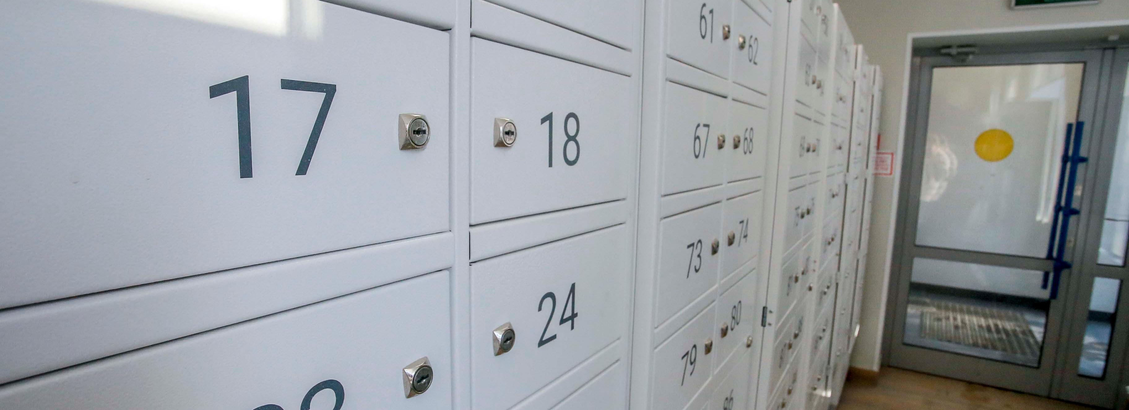 Новосибирцы могут забирать посылки в абонентских ящиках Почты России