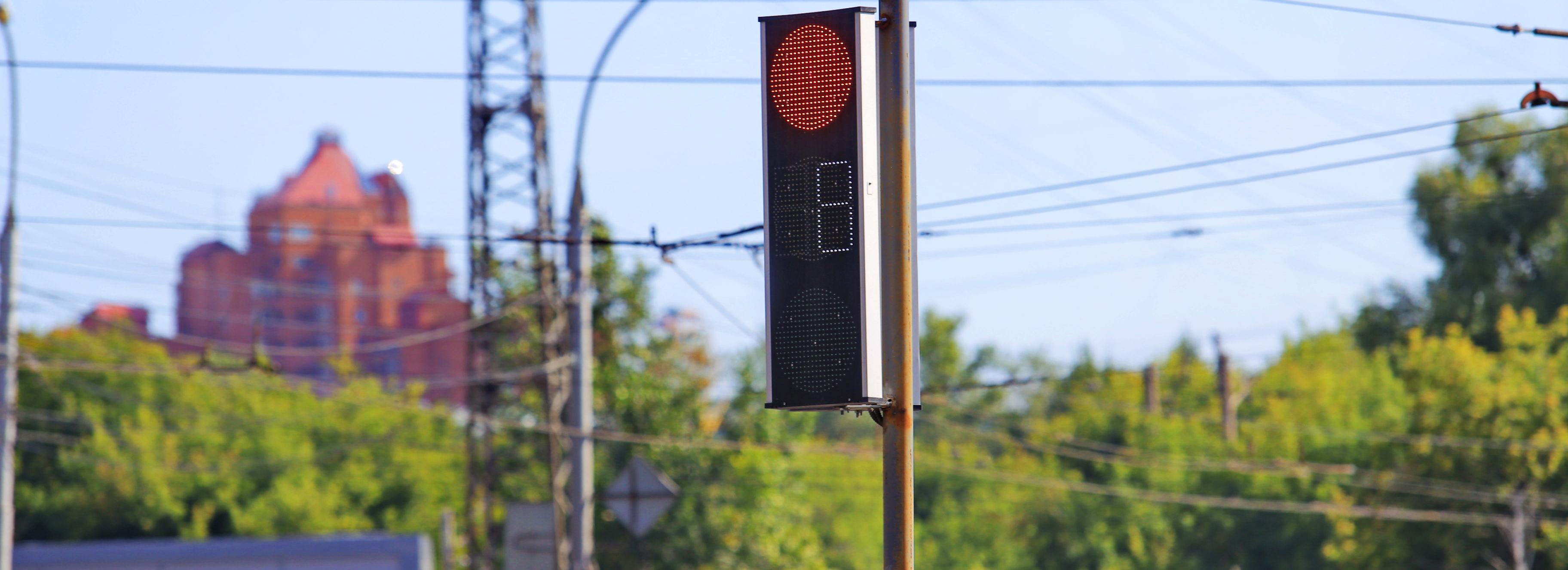 На перекрёстке Красного проспекта и Советской изменили работу светофора