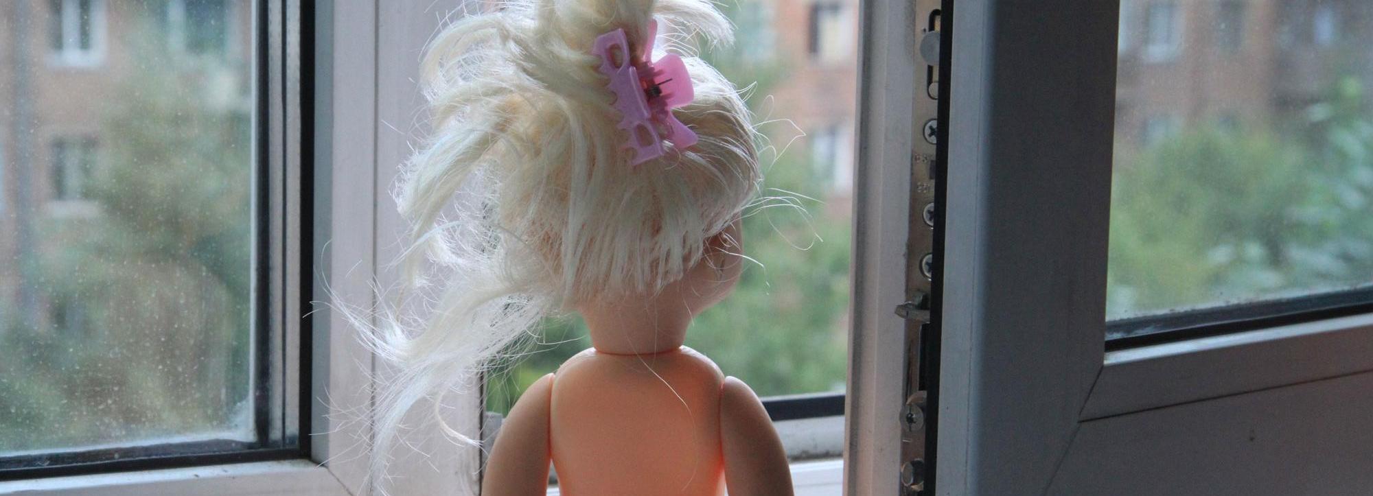 Семь детей выпали из окон с начала года в Новосибирске