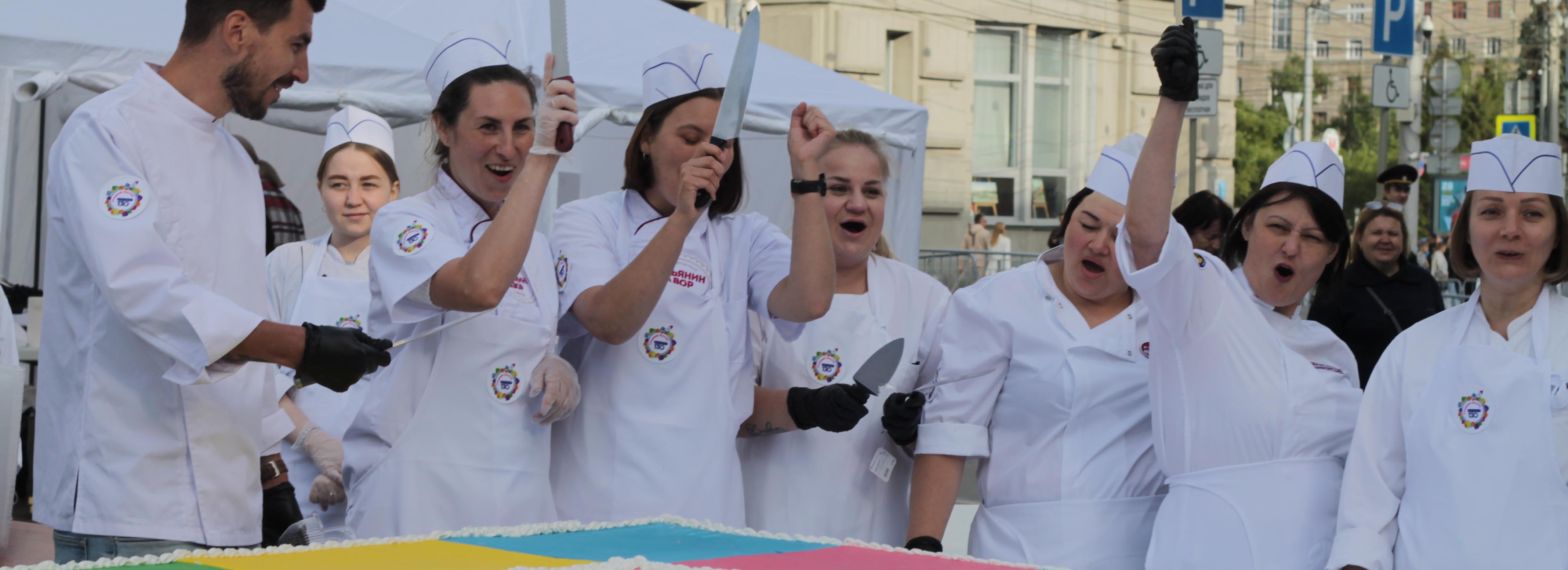 Гигантский торт по случаю Дня города приготовили на площади Ленина