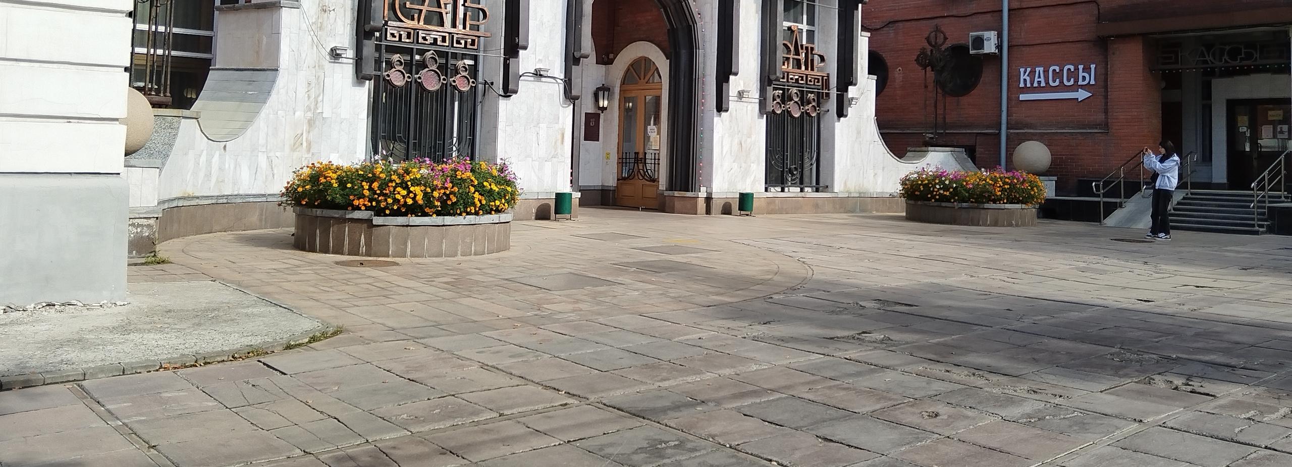 Замена плитки возле кукольного театра даст старт обновлению улицы Ленина