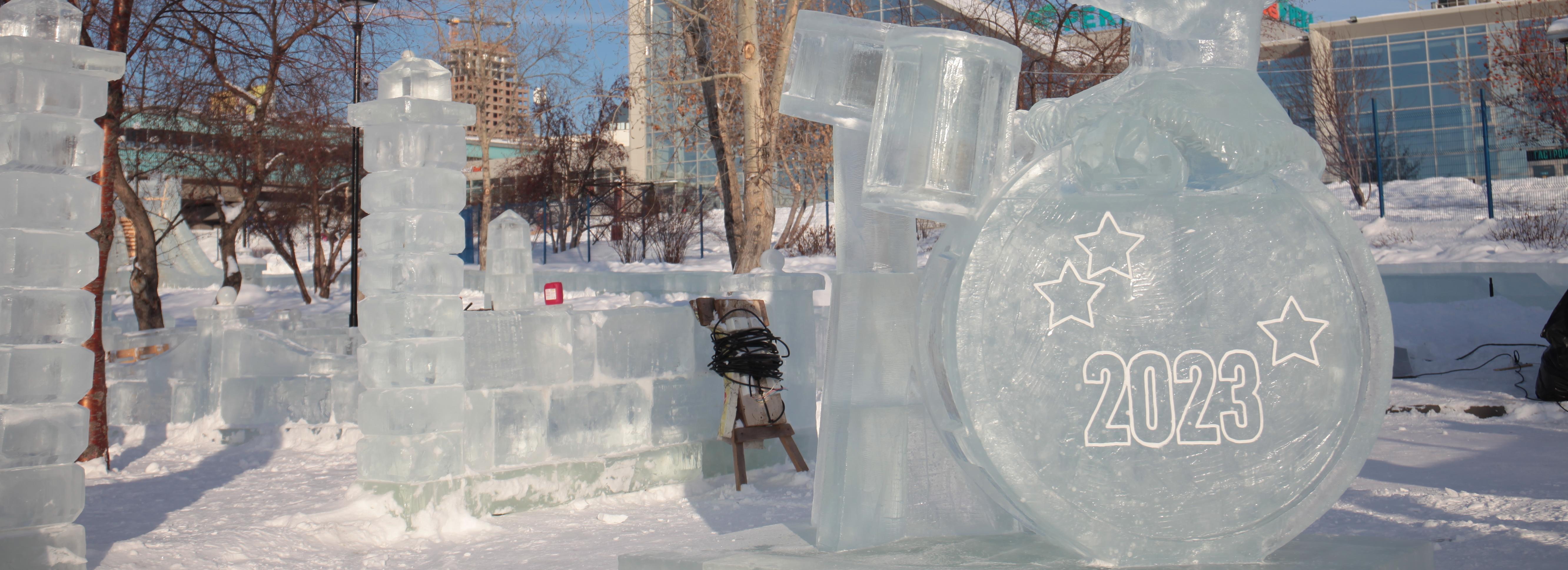 Ледяные барельефы тончайшей работы украсили Михайловскую набережную