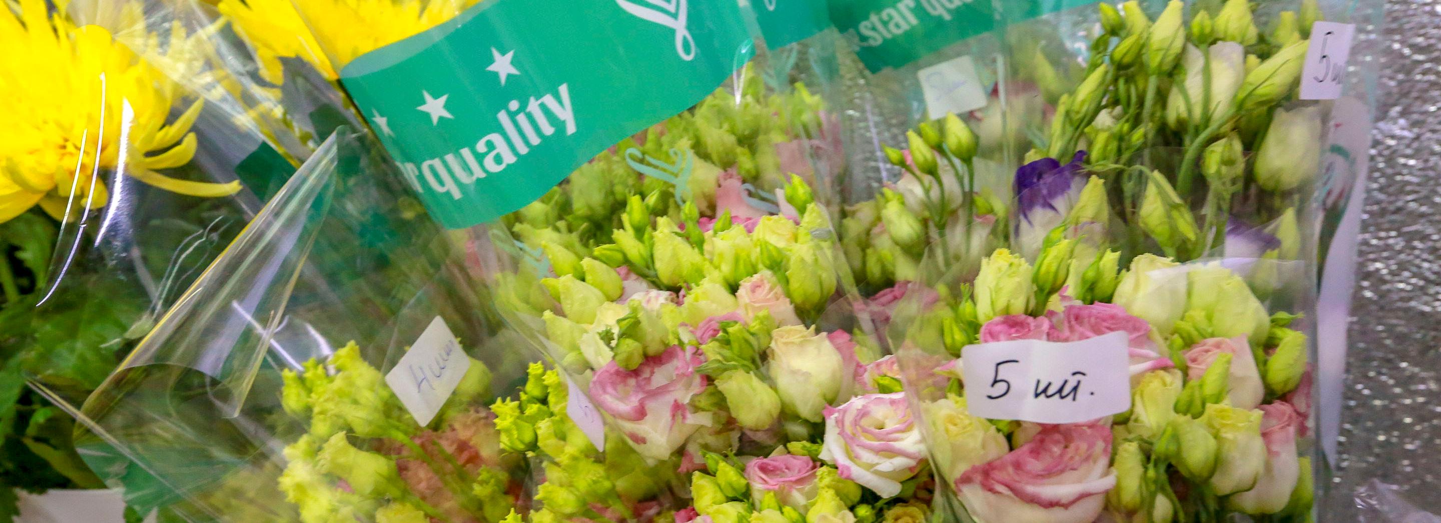 Импортные розы и хризантемы завезли в Новосибирск ко Дню знаний