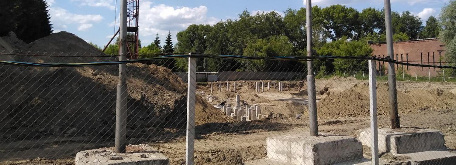 На месте аварийного бассейна СКА на Воинской вырыли огромный котлован