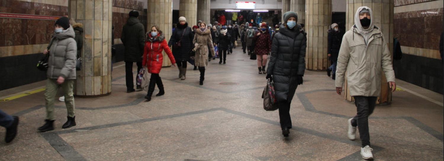 Потеют, но терпят: как соблюдают масочный режим в метро Новосибирска
