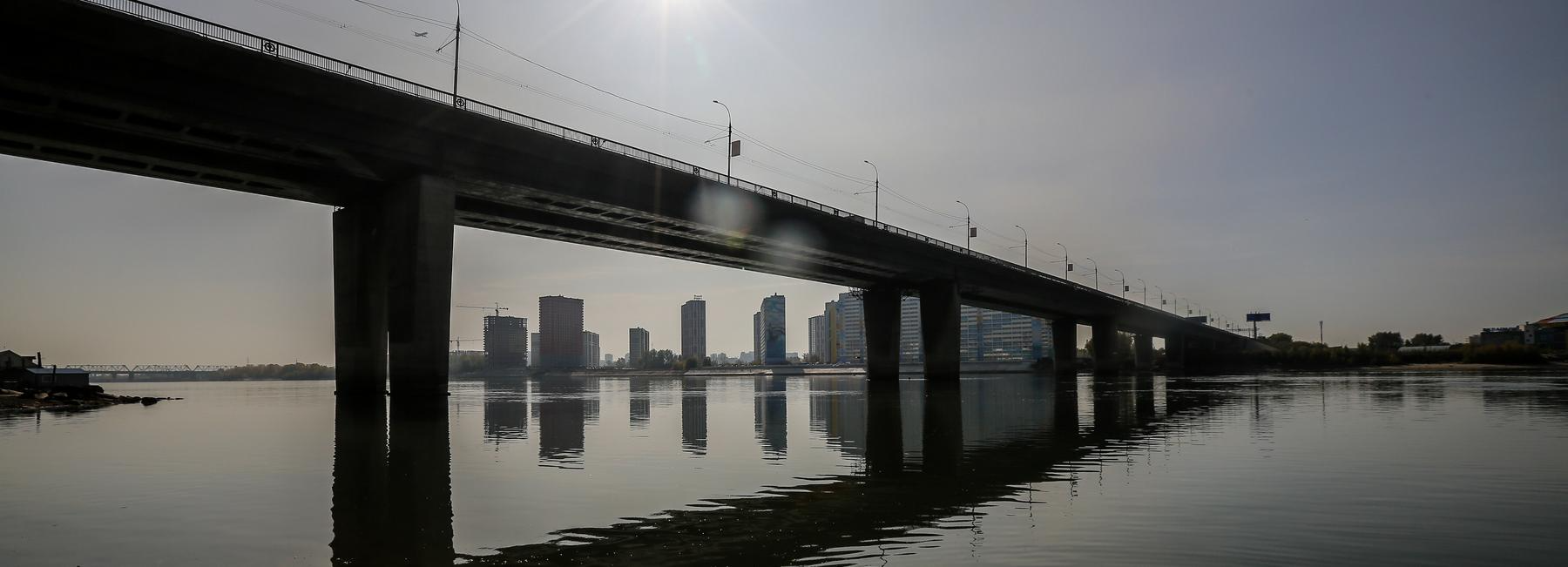 Моторная лодка врезалась в баржу у Димитровского моста — погибла женщина